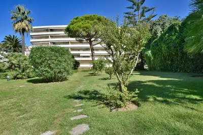Jardin de l'établissement Close to downtown Cannes swimming pool and sea view