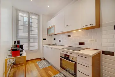 Cuisine ou kitchenette dans l'établissement Charmant 3 pièces rue d'Antibes