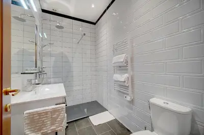 Salle de bains dans l'établissement Charmant 3 pièces rue d'Antibes
