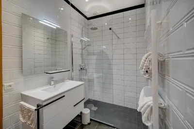 Salle de bains dans l'établissement Charmant 3 pièces rue d'Antibes