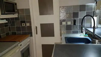Cuisine ou kitchenette dans l'établissement Lovely apartment in Marina Baie des Anges- Baronnet - Sew view, free parking spaces on site, restaurants, beach, supermarket