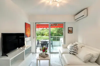 Télévision ou salle de divertissement dans l'établissement Appartement 2 pièces au calme proche Martinez avec parking privé