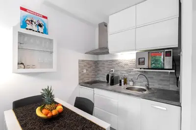 Cuisine ou kitchenette dans l'établissement Appartement 2 pièces au calme proche Martinez avec parking privé