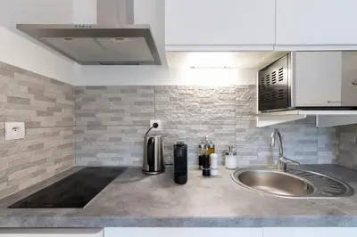 Cuisine ou kitchenette dans l'établissement Appartement 2 pièces au calme proche Martinez avec parking privé