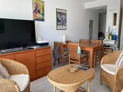 Télévision ou salle de divertissement dans l'établissement Résidence avec piscine, plage à 100 m, Cannes et Juan les Pins à 5 min, WiFi