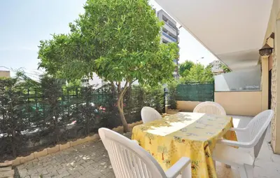 Jardin de l'établissement Nice Apartment In Le Cannet With Wifi