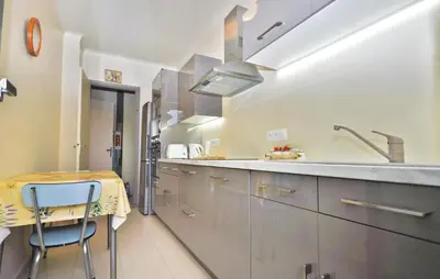 Cuisine ou kitchenette dans l'établissement Nice Apartment In Le Cannet With Wifi