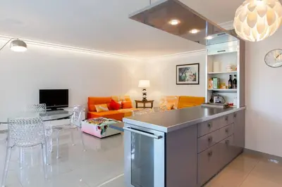 Télévision ou salle de divertissement dans l'établissement MARTINEZ HOTEL AREA: Modern 3 bedrooms w/ terrace