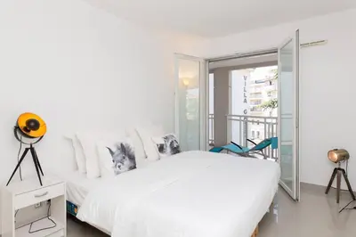 Un ou plusieurs lits dans un hébergement de l'établissement MARTINEZ HOTEL AREA: Modern 3 bedrooms w/ terrace