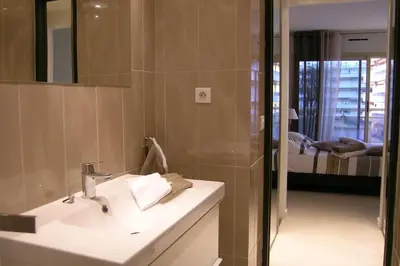 Salle de bains dans l'établissement Modern two bedroom apartment with two bathrooms, just behind the CARLTON