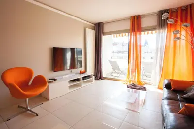 Télévision ou salle de divertissement dans l'établissement Modern two bedroom apartment with two bathrooms, just behind the CARLTON