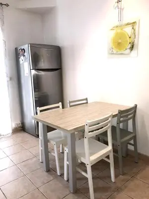 Cuisine ou kitchenette dans l'établissement Appartement moderne à Antibes avec jardin et terrasse