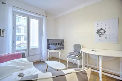 Un ou plusieurs lits dans un hébergement de l'établissement Cannes Carré d'Or Cozy 1 BR balcony, Croisette Palais 2 mn by Olam Properties