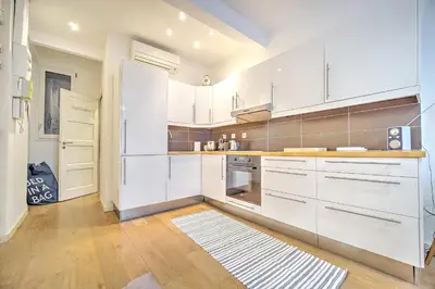 Cuisine ou kitchenette dans l'établissement Cannes Carré d'Or Cozy 1 BR balcony, Croisette Palais 2 mn by Olam Properties