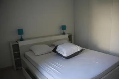 Un ou plusieurs lits dans un hébergement de l'établissement Centre Juan les Pins 1 bedroom with AC, swimming pool and parking