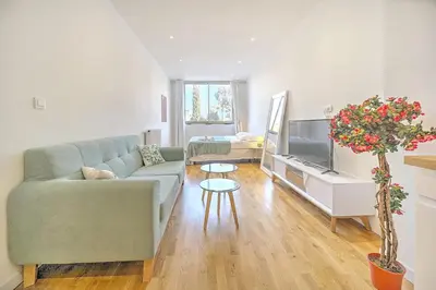 Coin salon dans l'établissement Cannes Heart of town Cozy bright warm & sunny studio by Olam Properties