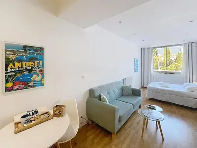 Un ou plusieurs lits dans un hébergement de l'établissement Cannes Heart of town Cozy bright warm & sunny studio by Olam Properties