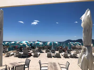 Vue générale sur la mer ou vue sur la mer prise depuis l'appartement