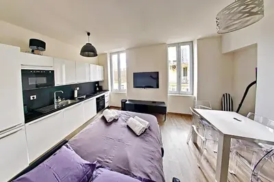 Cuisine ou kitchenette dans l'établissement Cosy 1BR Cannes Gambetta hyper centre - Croisette 1 mn - 4 pers by Olam Properties