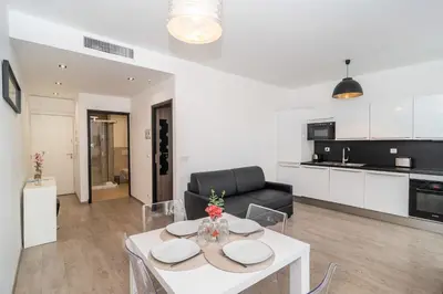 Cuisine ou kitchenette dans l'établissement Cosy 1BR Cannes Gambetta hyper centre - Croisette 1 mn - 4 pers by Olam Properties