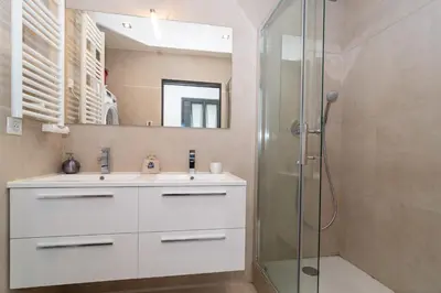 Salle de bains dans l'établissement Brand new 2 BR Gambetta Fully Renovated 2021- 5 mns Palais by Olam Properties
