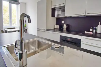 Cuisine ou kitchenette dans l'établissement Brand new 2 BR Gambetta Fully Renovated 2021- 5 mns Palais by Olam Properties