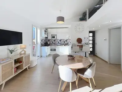 Cuisine ou kitchenette dans l'établissement Cannes Close Centre 2 BR 2 bath mezzanine & balconies Exceptional Rating Ideal Families Easy parking by Olam Properties