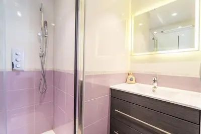 Salle de bains dans l'établissement Cannes Close Centre 2 BR 2 bath mezzanine & balconies Exceptional Rating Ideal Families Easy parking by Olam Properties