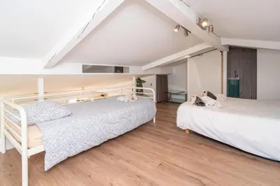 Un ou plusieurs lits dans un hébergement de l'établissement Cannes Close Centre 2 BR 2 bath mezzanine & balconies Exceptional Rating Ideal Families Easy parking by Olam Properties