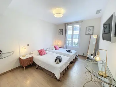 Un ou plusieurs lits dans un hébergement de l'établissement Cannes Close Centre 2 BR 2 bath mezzanine & balconies Exceptional Rating Ideal Families Easy parking by Olam Properties