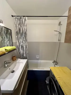 Salle de bains dans l'établissement Cocoon vue Mer ☆ en face du Port de Golfe-Juan ☆