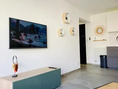 Télévision ou salle de divertissement dans l'établissement Salsa LUXE Terrasse et Parking Plages à 100m BEST OF JUAN