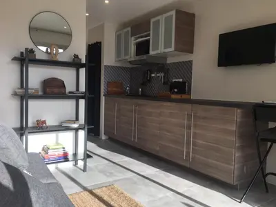 Cuisine ou kitchenette dans l'établissement Bord de mer, studio avec terrasse