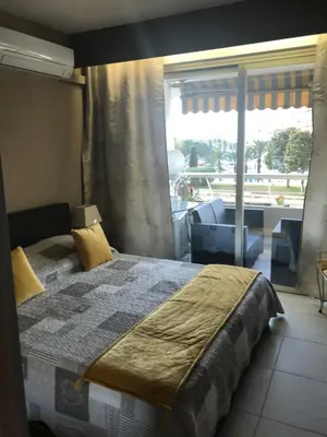 Un ou plusieurs lits dans un hébergement de l'établissement VILLENEUVE LOUBET- MARINA BAIE DES Anges -AU BON VIVRE - 2 pièces- Le Ducal - 60m2 Luxe