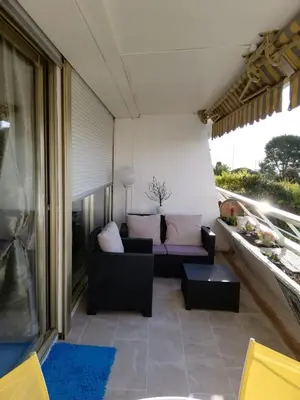 Coin salon dans l'établissement VILLENEUVE LOUBET- MARINA BAIE DES Anges -AU BON VIVRE - 2 pièces- Le Ducal - 60m2 Luxe