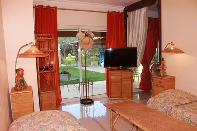 Télévision ou salle de divertissement dans l'établissement La Villa Topi