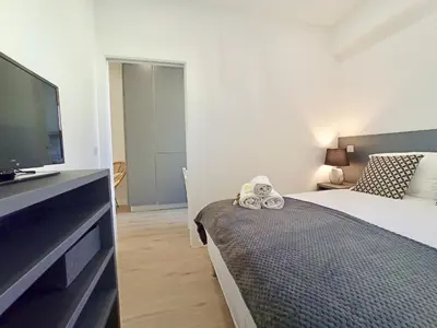 Un ou plusieurs lits dans un hébergement de l'établissement Brand-New 1 Bedroom Fully Refurbished