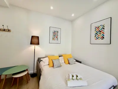 Un ou plusieurs lits dans un hébergement de l'établissement Brand-New 1 Bedroom Fully Refurbished