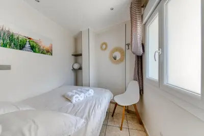 Un ou plusieurs lits dans un hébergement de l'établissement Cosy apartment + secured PARKING