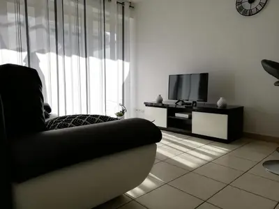 Télévision ou salle de divertissement dans l'établissement Appartement 2P et parking privé à 50m des plages.