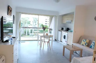 Cuisine ou kitchenette dans l'établissement Antibes Seaside one room studio in Salis Beach