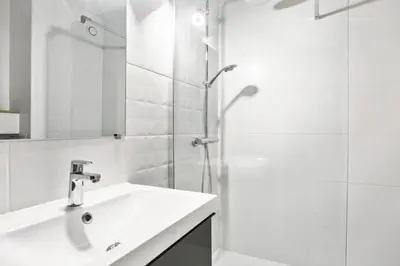 Salle de bains dans l'établissement Le Cocon Juanais - Welkeys