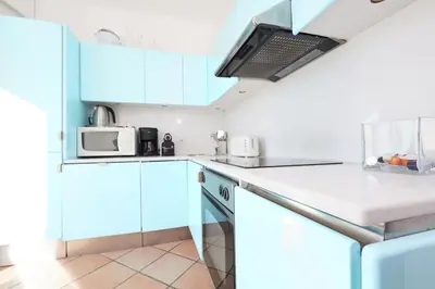 Cuisine ou kitchenette dans l'établissement Palm Beach Amazing view