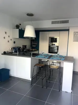 Cuisine ou kitchenette dans l'établissement BLUE DREAM