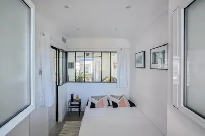 Un ou plusieurs lits dans un hébergement de l'établissement Centre-ville – Appartement (A/C) 6 personnes – 5 minutes plages et gare by Weekome