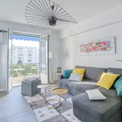 Centre-ville – Appartement (A/C) 6 personnes – 5 minutes plages et gare by Weekome