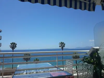 Vue générale sur la mer ou vue sur la mer prise depuis l'appartement