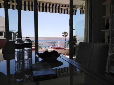 Coin salon dans l'établissement Le Palais du Tropique appartement vue mer 5é étage avec ascenseur