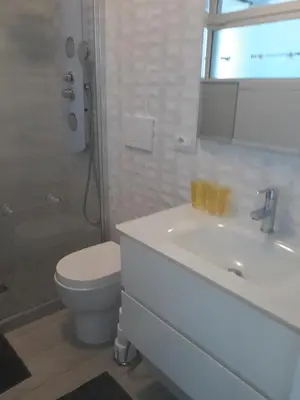 Salle de bains dans l'établissement Le Palais du Tropique appartement vue mer 5é étage avec ascenseur