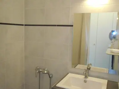 Salle de bains dans l'établissement Studio Accessible 2-4 Pers avec Terrasse Vue Mer WiFi - FR-1-252A-29